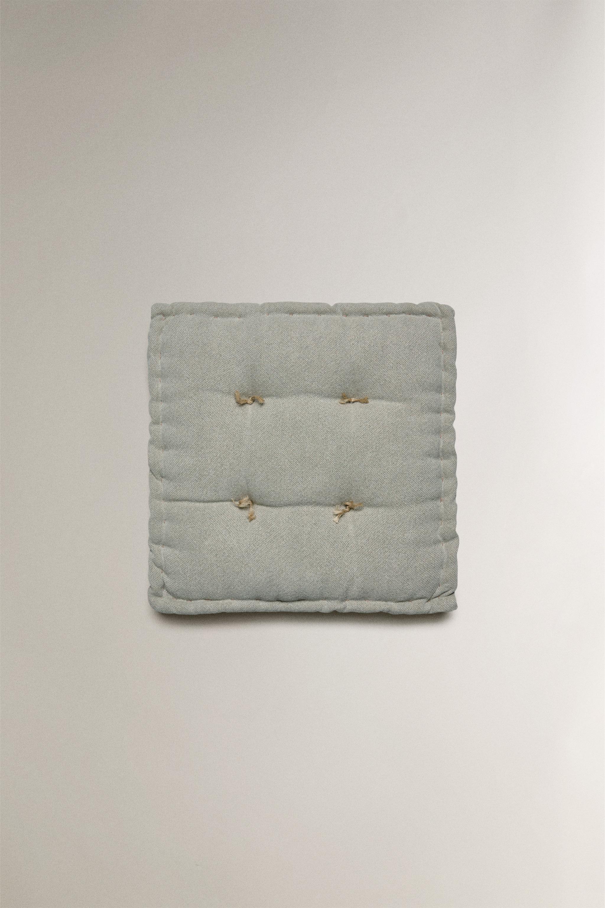 TOPSTITCHED SEAT CUSHION